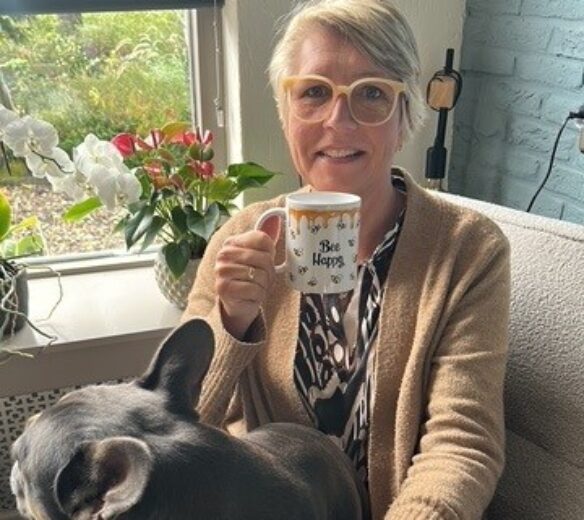 Marja met hond op schoot